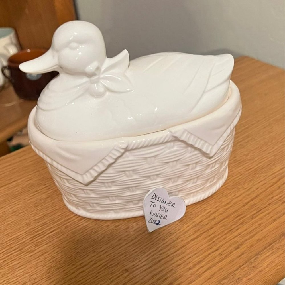 VINTAGE WHITE CERAMIC LIDDED BASKET WEAVE DUCK LID TOPPER EUC VHTF MADE IN JAPAN